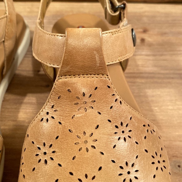 Unstructured by Clarks tan sandals, size 7 1/2, good preloved condition - Picture 6 of 7